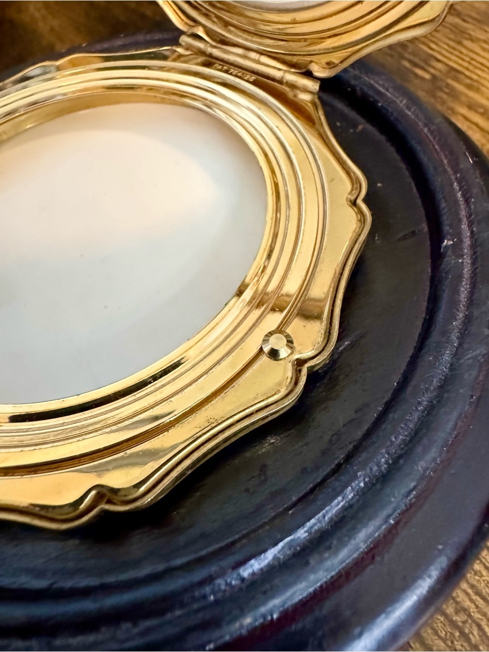 Vintage Hand-Painted Stratton Mirror Compact - Picture 13 of 14